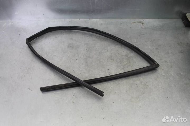 Уплотнитель стекла двери передней левой Nissan X