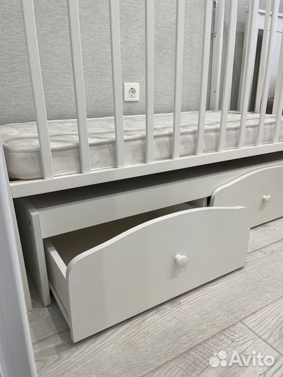 Детская кроватка с маятником и ящиками