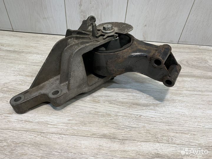 Опора и кронштейн двигателя АКПП Opel Astra J