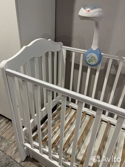 Детская кроватка с маятником