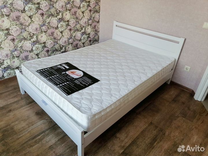 Кровать из массива
