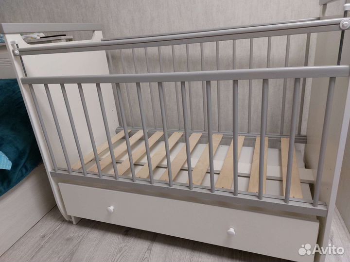 Детская кроватка с маятником и ящиком