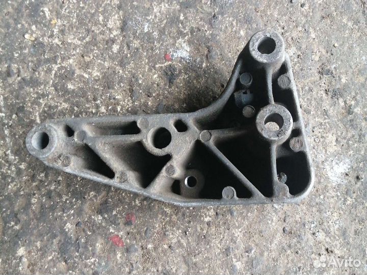 Кронштейн крепления кпп левый Opel Astra H