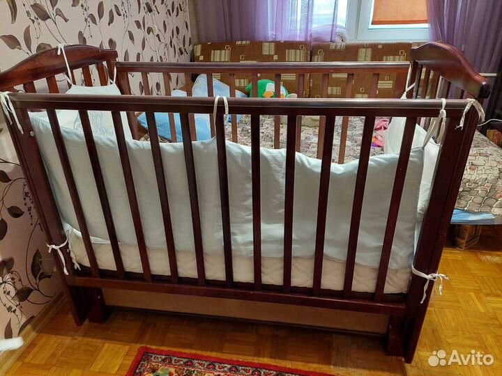 Детская кроватка с маятником и ящиком