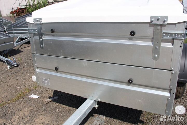 Прицеп с высоким бортом и крышкой