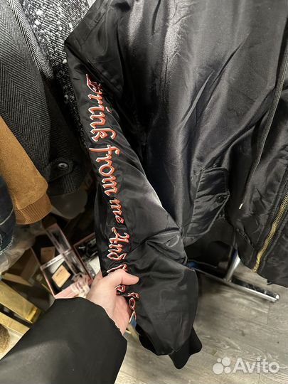Бомбер vetements total fucking darkness на руках