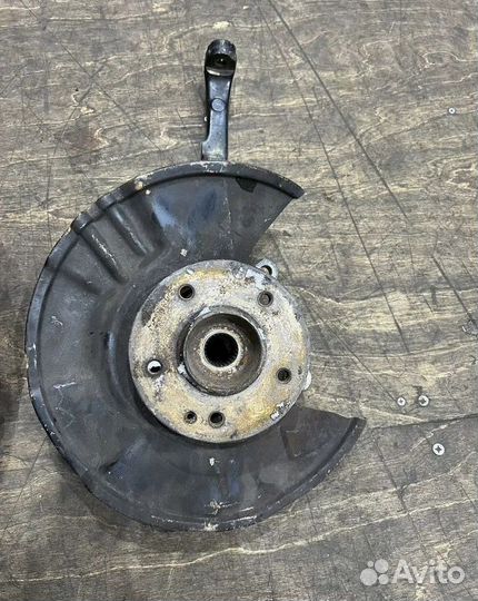 Поворотный кулак на Mercedes W210 E210