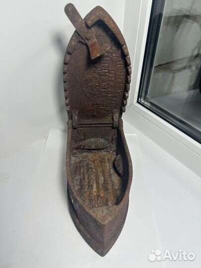 Старинный угольный утюг