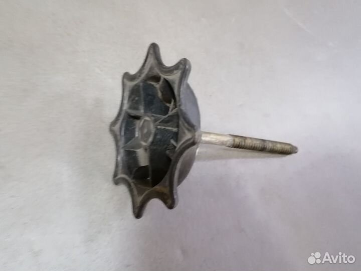 Болт крепления запасного колеса VW Pointer