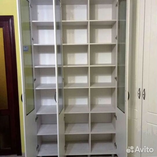 Шкаф распашной в комнату с зеркалом от производите