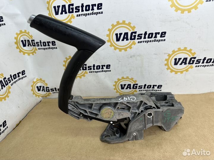 Рычаг стояночного тормоза (ручник) Audi A3 8P