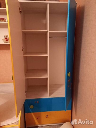 Детский уголок с кроватью и столом