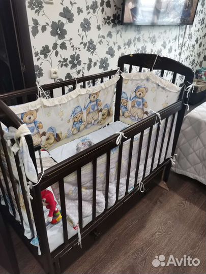 Детская кроватка с маятником и ящиком