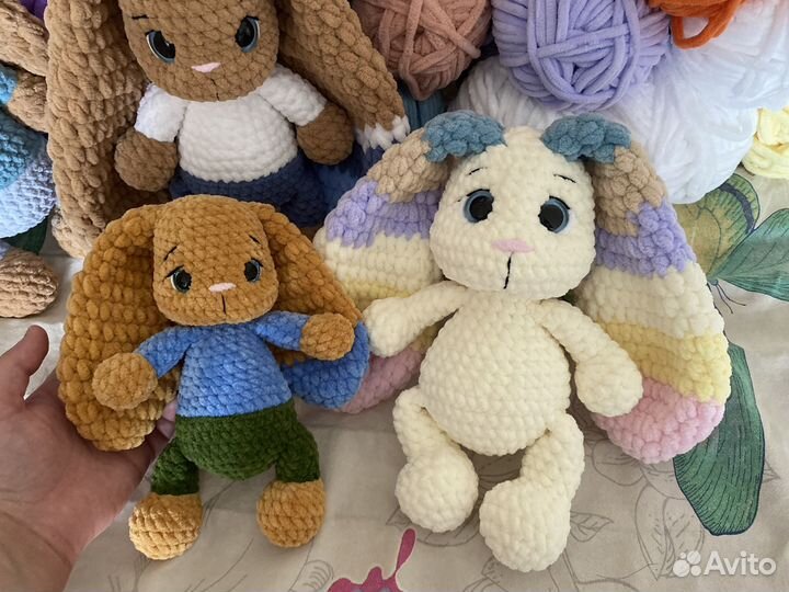 Вязаные игрушки зайка амигуруми