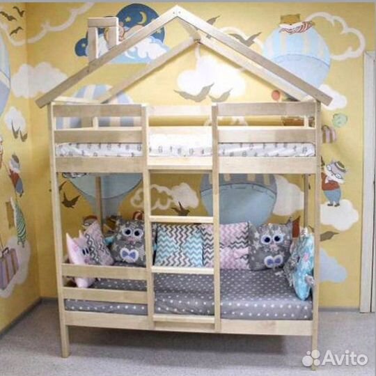 Двухъярусная кровать домик