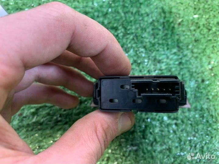 Кнопка аварийной сигнализации Kia Sportage G4KD