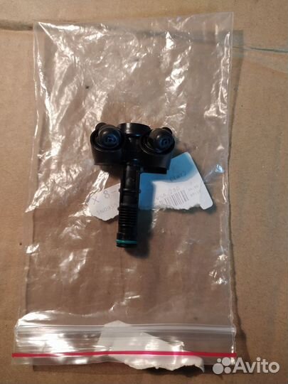 Кронштейн омывателя фар правый Тигуан