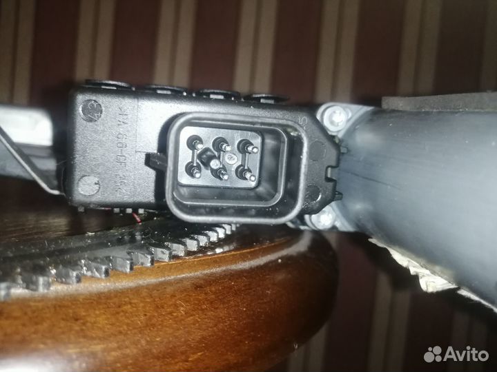 Передний левый стеклоподьёмник на Opel Astra h