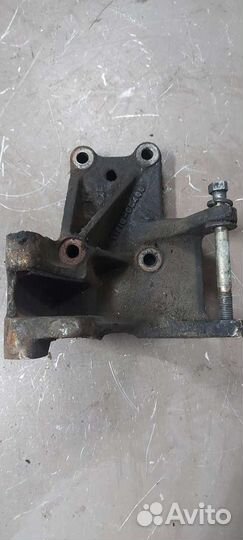 Кронштейн Nissan Serena c23