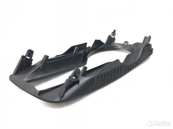 Накладка противотуманной фары передняя левая Mazda