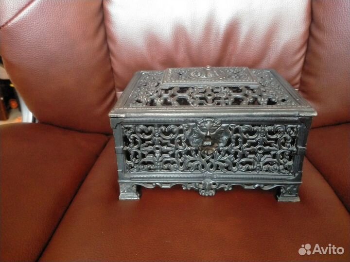 Ажурная шкатулка с маскароном. Куса. Замок. Редкая