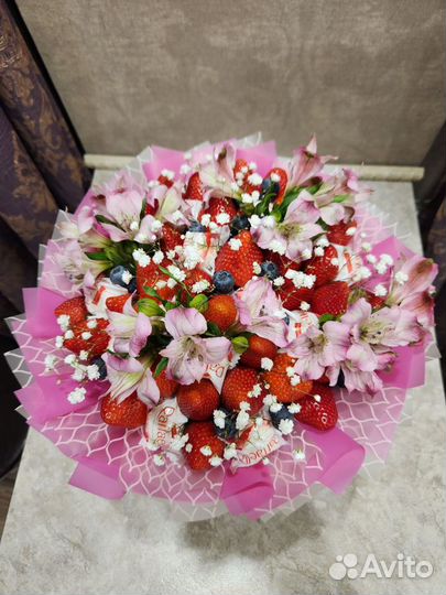 Съедобные букеты из ягод, конфет цветов