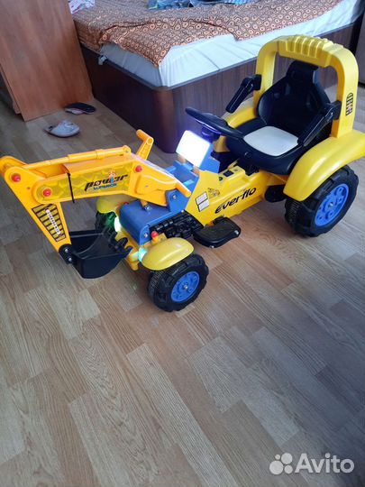 Экскаватор погрузчик игрушка