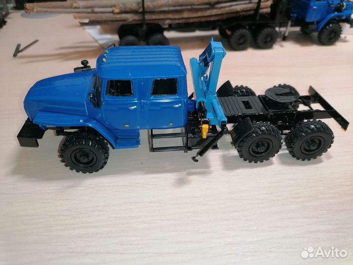 Модель грузовика Урал с манипулятором