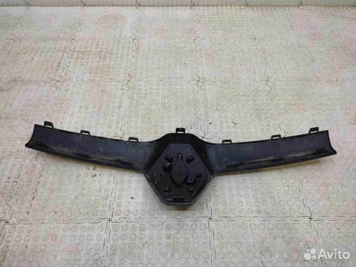 Накладка решетки радиатора Renault Logan 2 2018