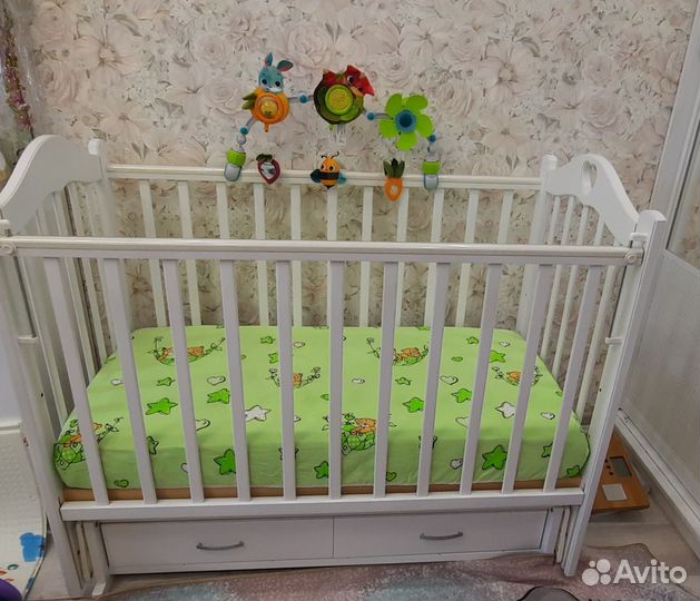 Детская кроватка с маятником белая