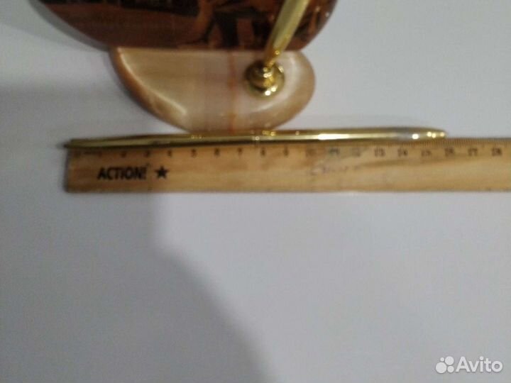 Часы настольные на пьедестале из натурал. камня