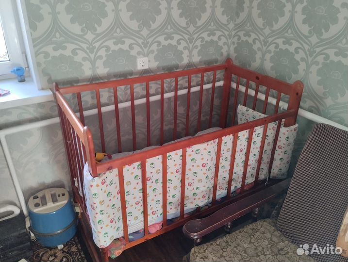 Детская кроватка с маятником