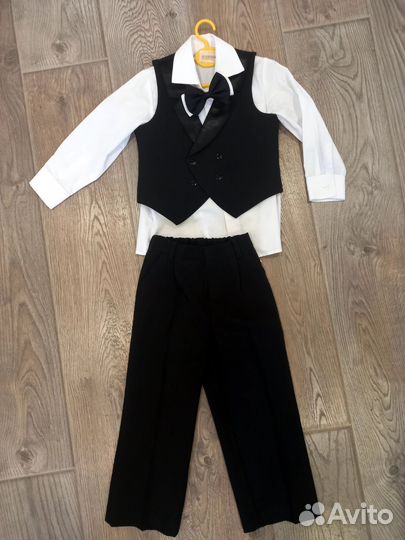 Костюм (тройка) нарядный для мальчика