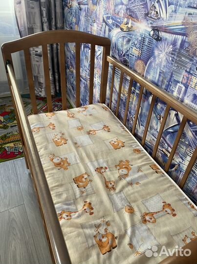 Детская кровать с маятником и матрасом