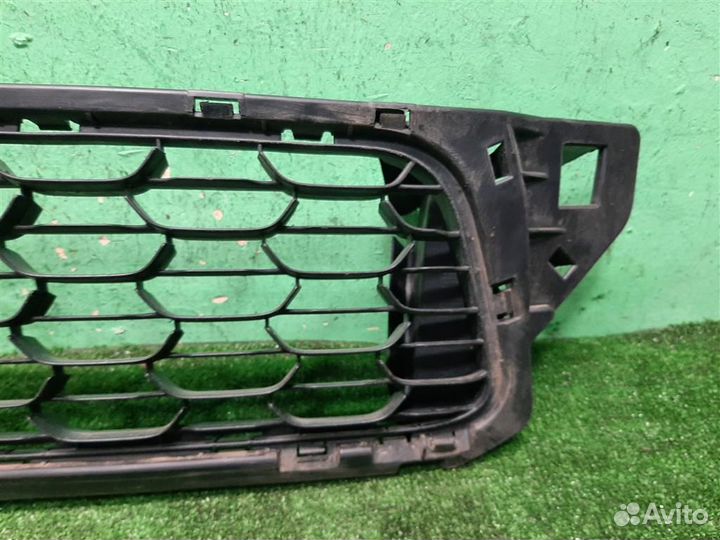 Решетка в бампер центральная Renault Duster 2017