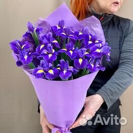 Букеты из ирисов и тюльпанов