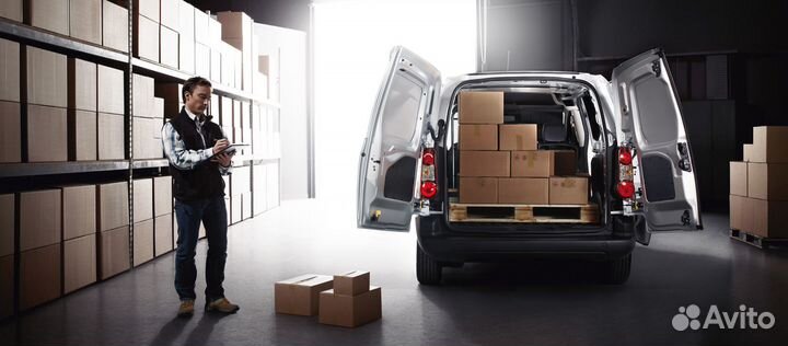 Водитель экспедитор со своим грузовым авто