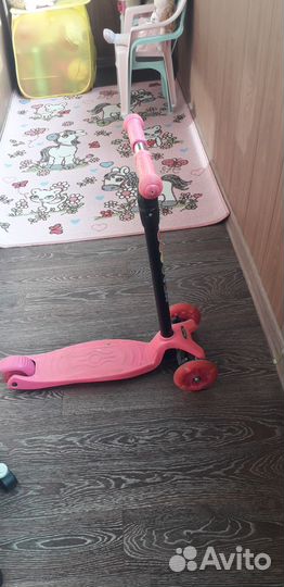 Самокат детский трехколесный бу и машинка бегунок