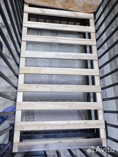 Детская кроватка с маятником