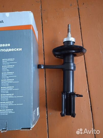 Стойка передней подвески правая