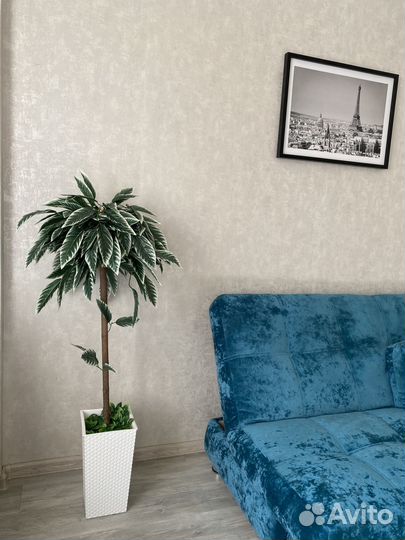 Искусственное дерево в горшке