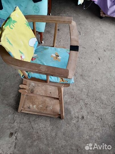 Детская кроватка и столик для кормления