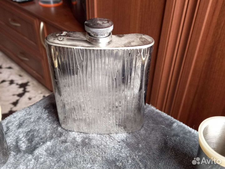 Фляжка с рюмками