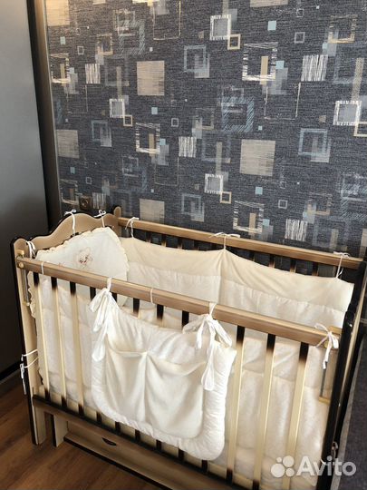 Детская кроватка с маятником