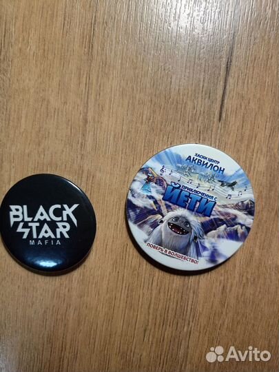 Продам значки по 30рублей каждый и нашивки по 20