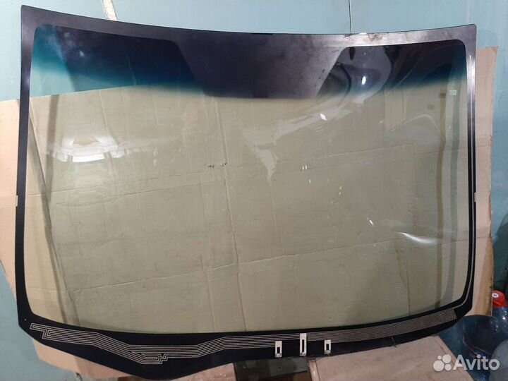 Продам лобовое стекло