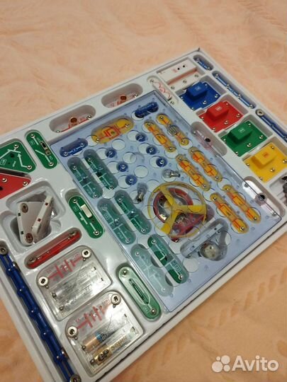 Электронный конструктор Знаток