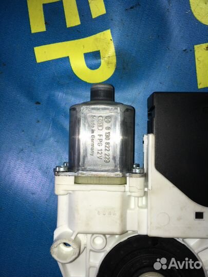 Правый моторчик стеклоподъемника Volkswagen Jetta