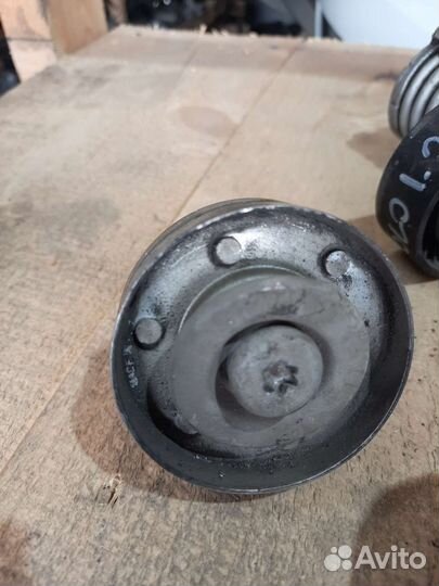 Volkswagen polo 1.2 шкив