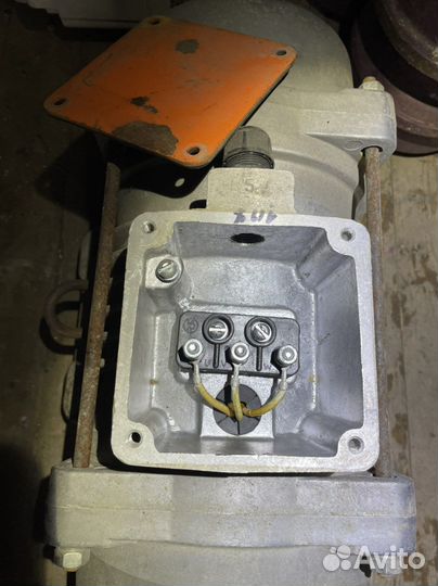 Вибратор площадочный ив107